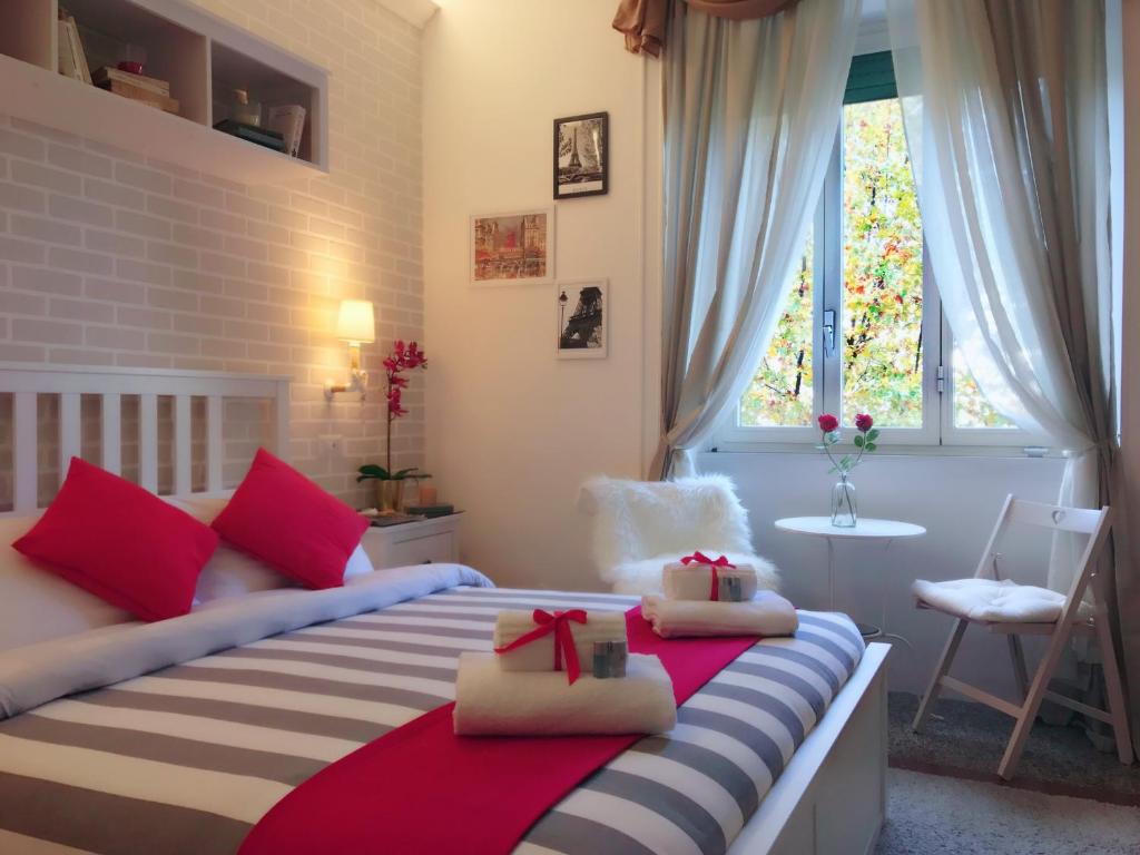 ローマにあるMoonlight Inn Guesthouseのベッドルーム1室(ベッド1台、ボックス2つ付)
