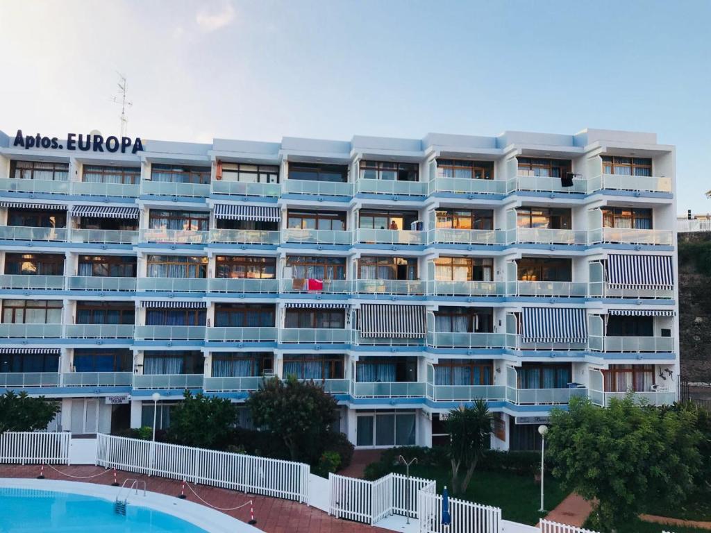 apartamentowiec z basenem przed nim w obiekcie Yumbo Apartments w mieście Maspalomas