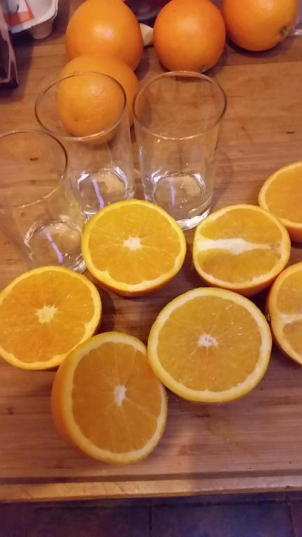 a bunch of orange slices on a wooden table at Bed & Breakfast 28 appartement met ruime tuin en gratis prive parkeren ideaal voor gezinnen in Assen