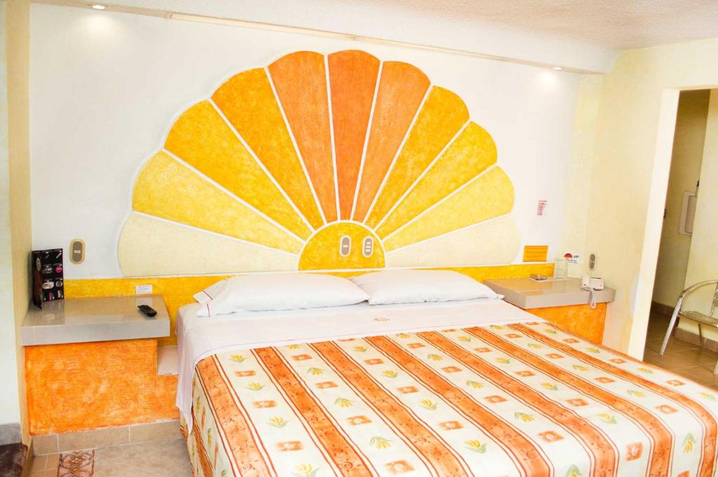 um quarto de hotel com uma cama com uma grande pintura na parede em Motel California em Jiutepec