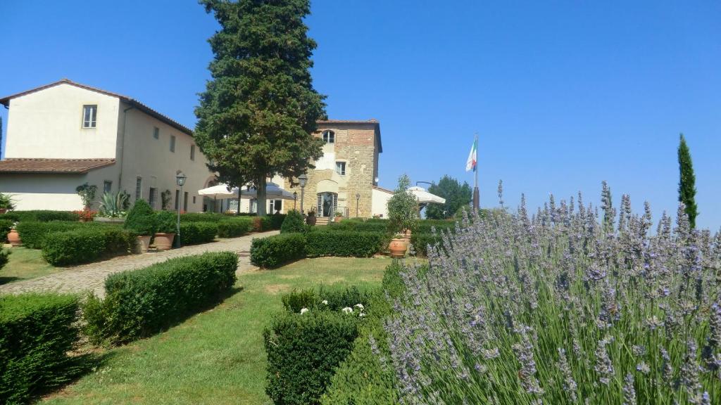 A garden outside Appartamenti AVA e TEGRINO nell'antica dimora di Fulignano