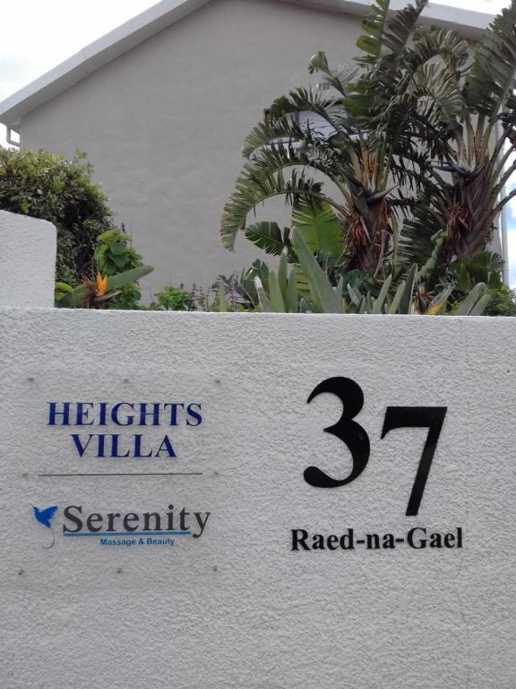 un cartel delante de una casa con el número en Hermanus Heights Villa, en Hermanus