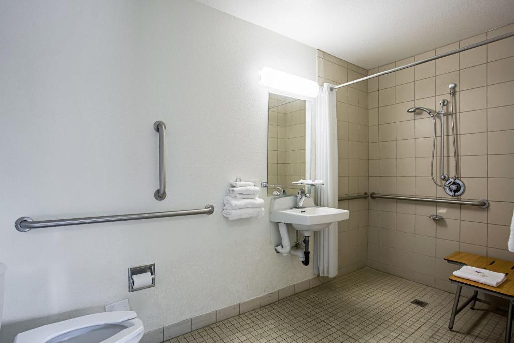Motel 6-Prescott, AZ - Double Room - Disability Access - Roll In Shower