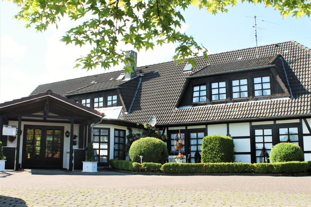 una casa con un edificio en blanco y negro en Hotel-Restaurant Nordlicht, en Kappeln