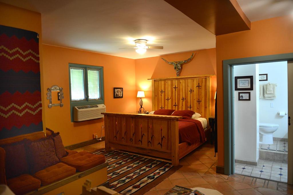 Ein Bett oder Betten in einem Zimmer der Unterkunft La Posada Hotel and Gardens