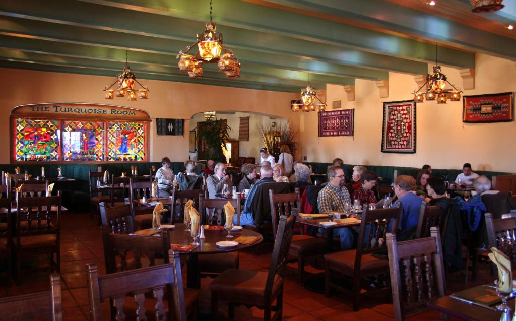 Ein Restaurant oder anderes Speiselokal in der Unterkunft La Posada Hotel and Gardens 