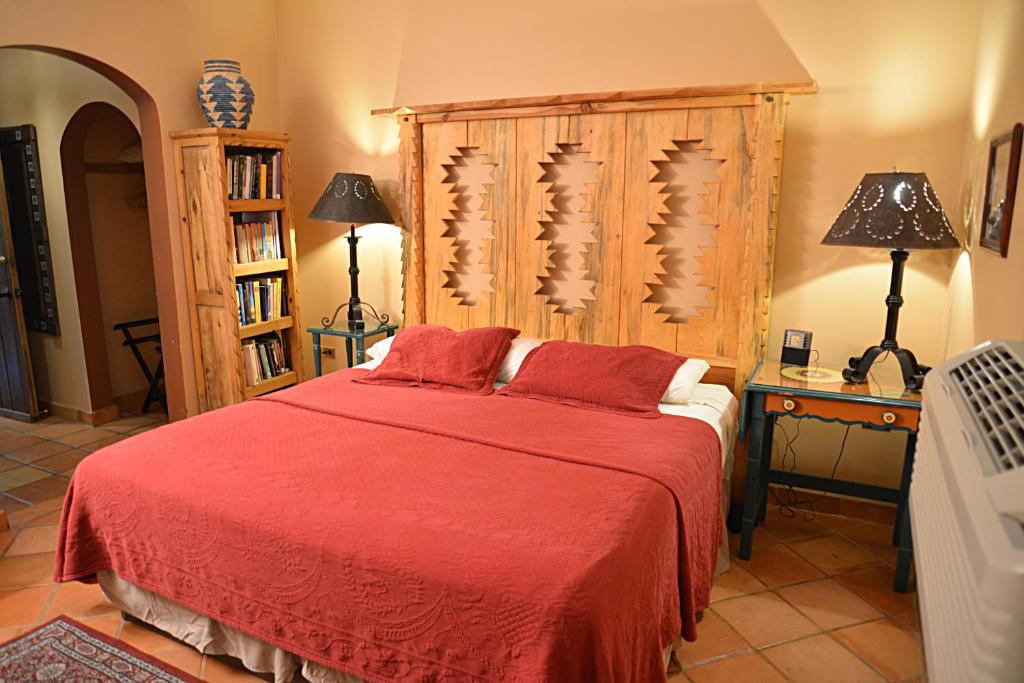 Ein Bett oder Betten in einem Zimmer der Unterkunft La Posada Hotel and Gardens