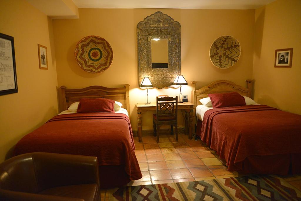 Ein Bett oder Betten in einem Zimmer der Unterkunft La Posada Hotel and Gardens