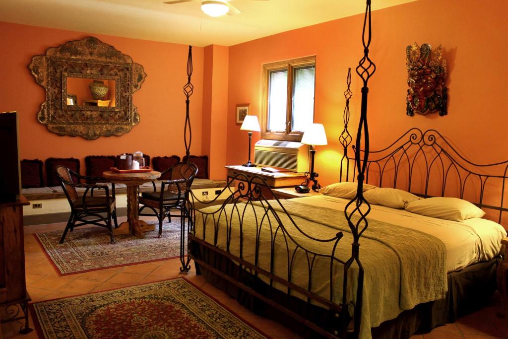 Ein Bett oder Betten in einem Zimmer der Unterkunft La Posada Hotel and Gardens