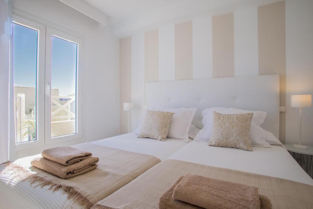 Postel nebo postele na pokoji v ubytování Flower beach suites 17