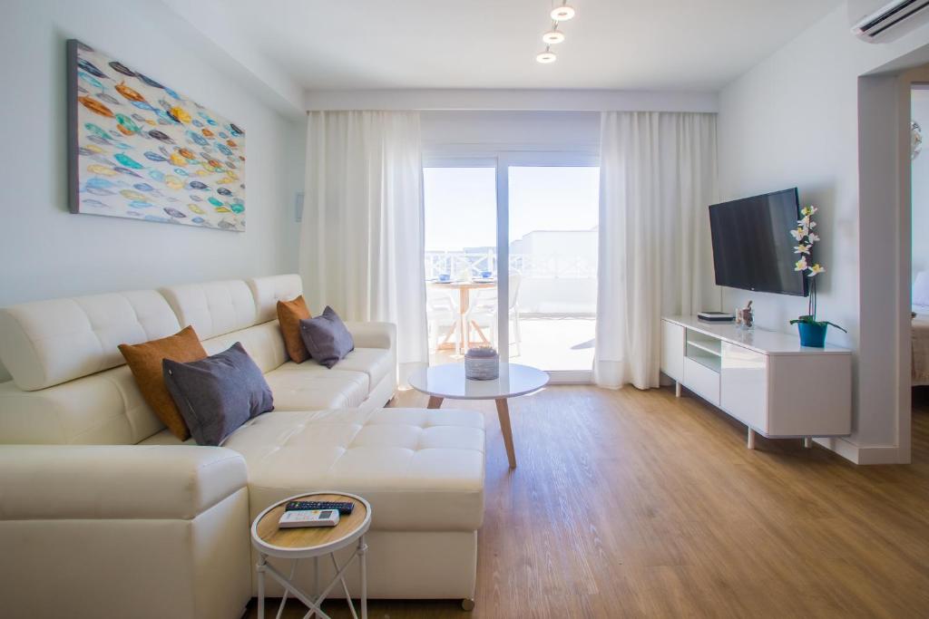 TV a/nebo společenská místnost v ubytování Flower beach suites 17