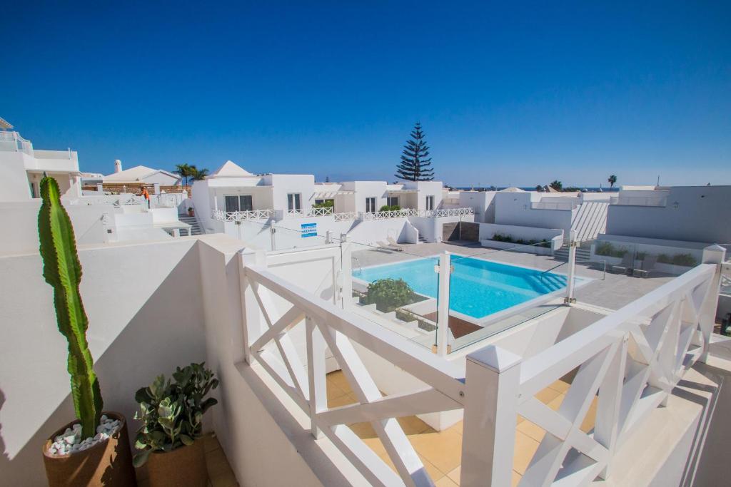 Bazén v ubytování Flower beach suites 17 nebo v jeho okolí
