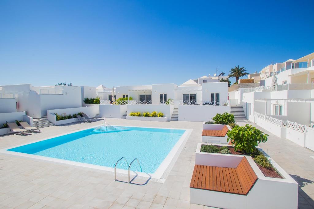 Bazén v ubytování Flower beach suites 17 nebo v jeho okolí