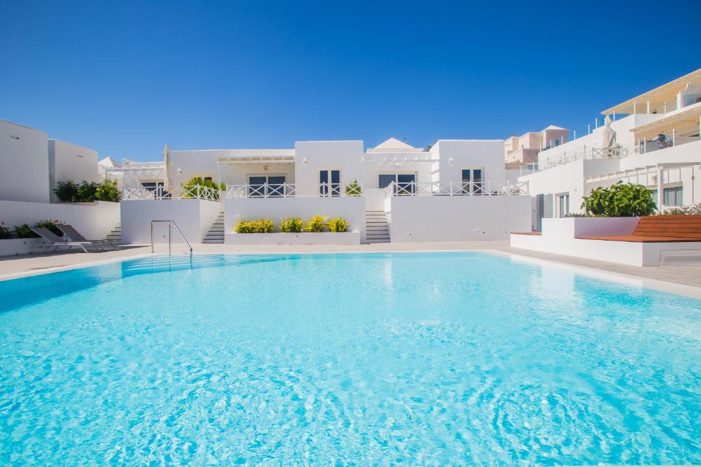 Bazén v ubytování Flower beach suites 17 nebo v jeho okolí