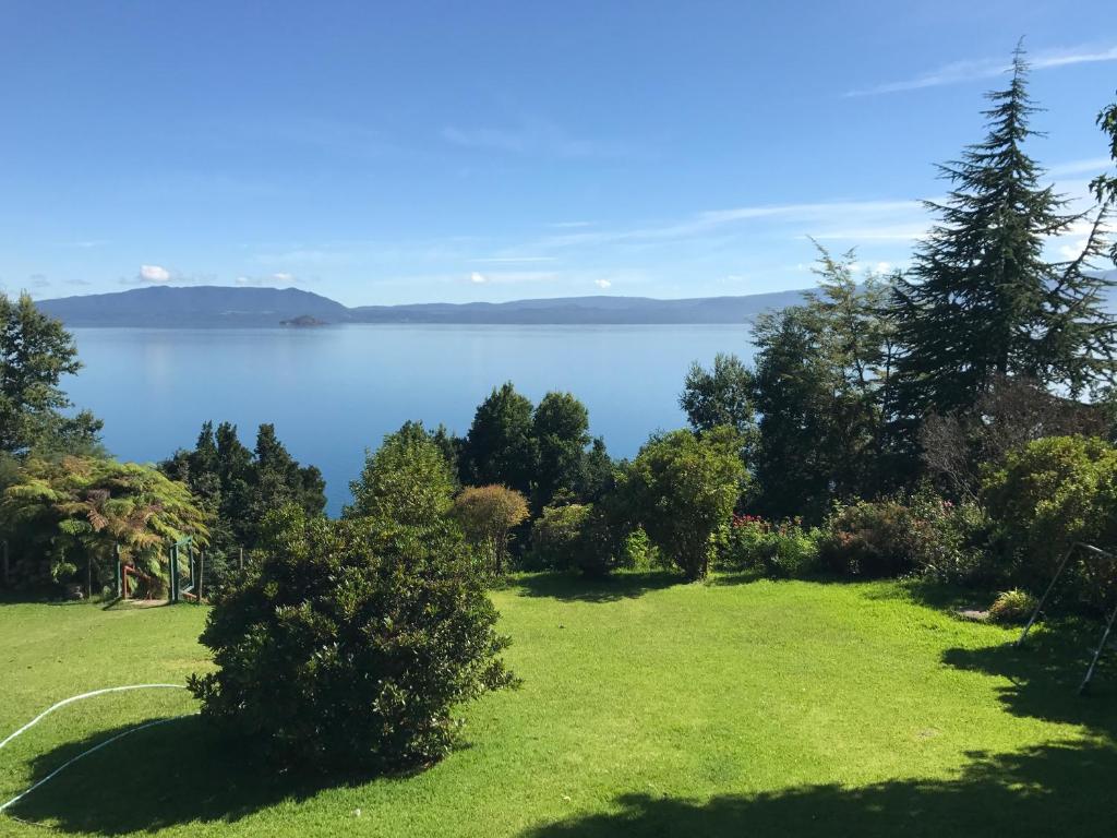 Blick auf den See vom Haus in der Unterkunft Casa Orilla Lago Villarrica in Villarrica