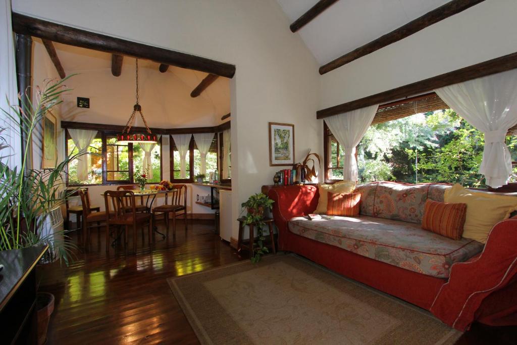 a living room with a couch and a dining room at Casa Glebinias in Chacras de Coria