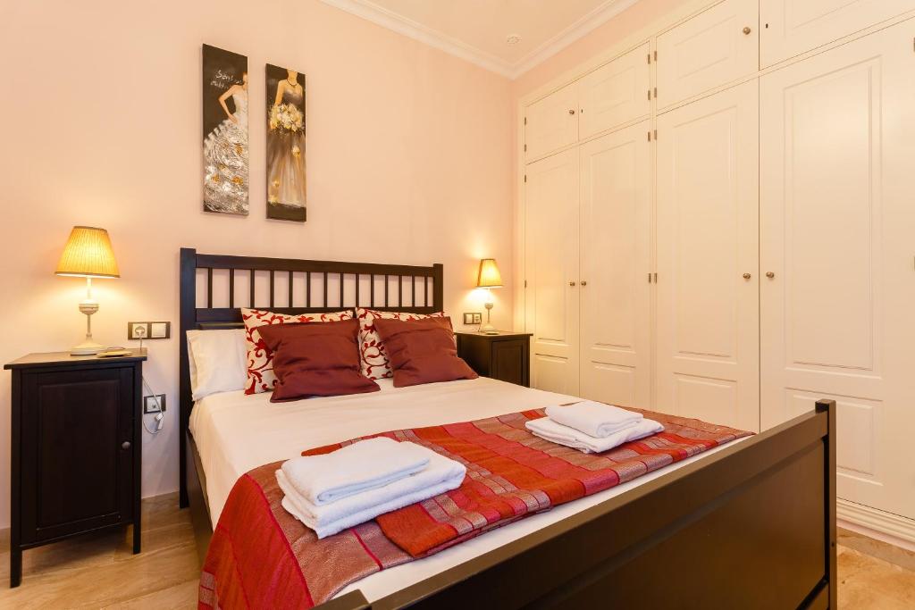 1 dormitorio con 1 cama con 2 toallas en El Atico de los INGLESES by Cadiz4Rentals, en Cádiz