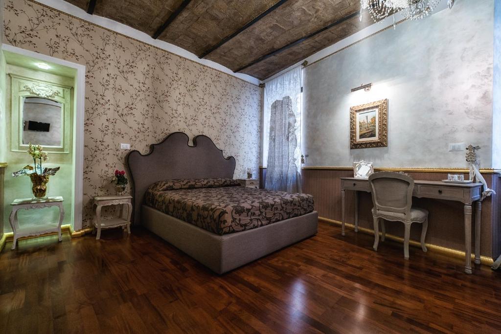 - une chambre avec un lit et un bureau dans l'établissement Il Covo B&B, à Rome