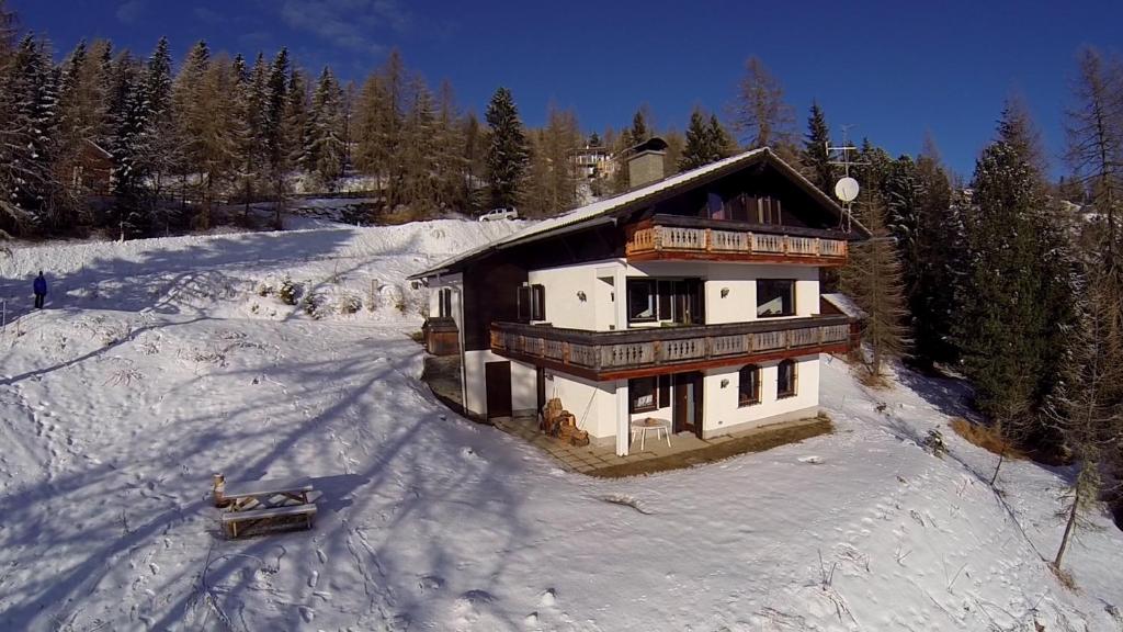 ホーホにあるVilla-Alpenblickの雪山の斜面の家