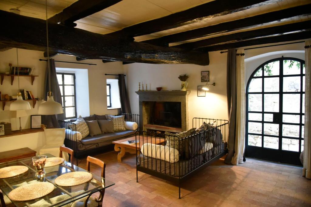 uma sala de estar com um sofá e uma lareira em La dimora di Civita em Bagnoregio