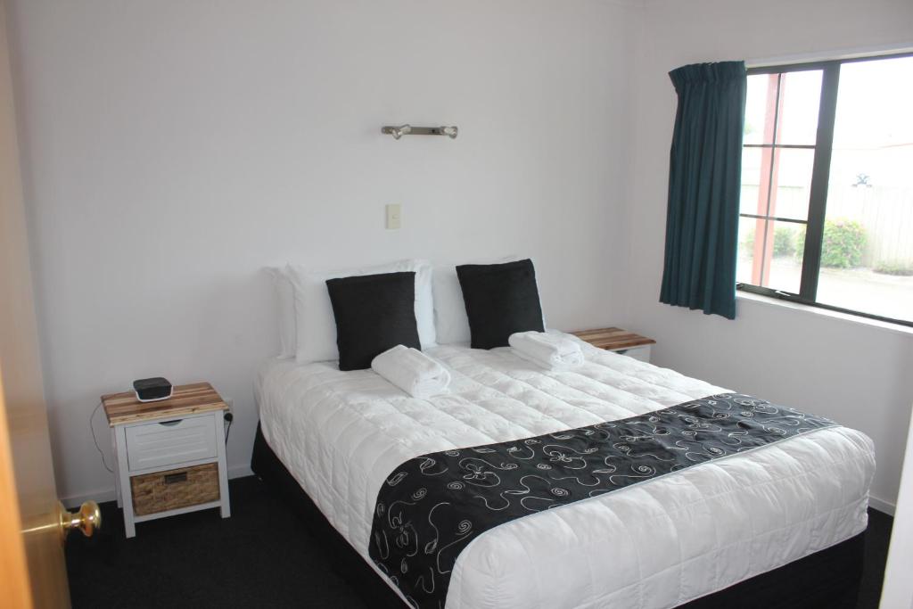 Postel nebo postele na pokoji v ubytování Kiwi Court Motel