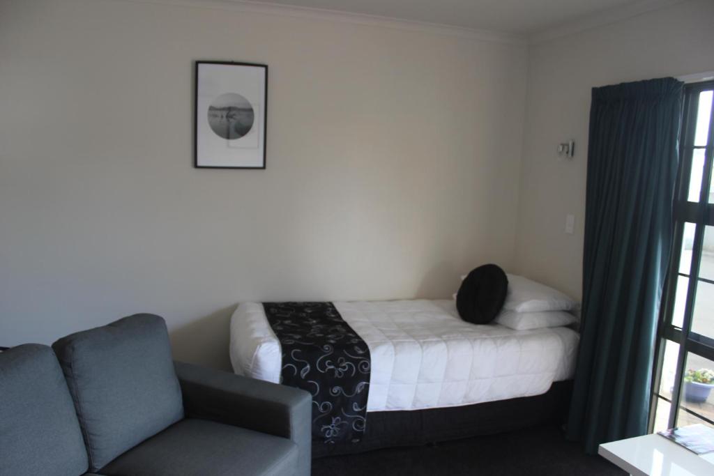 Postel nebo postele na pokoji v ubytování Kiwi Court Motel