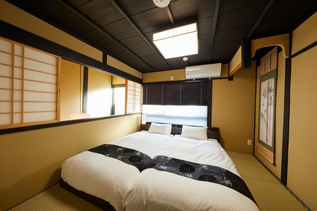 京都市にある鈴 五条壬生川 東 のベッドルーム1室(大型ベッド1台付)