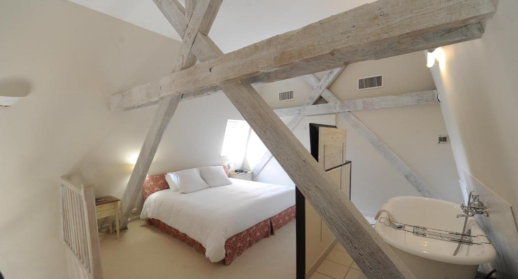 Una cama o camas en una habitaci&oacute;n de H&ocirc;tel Villa Navarre