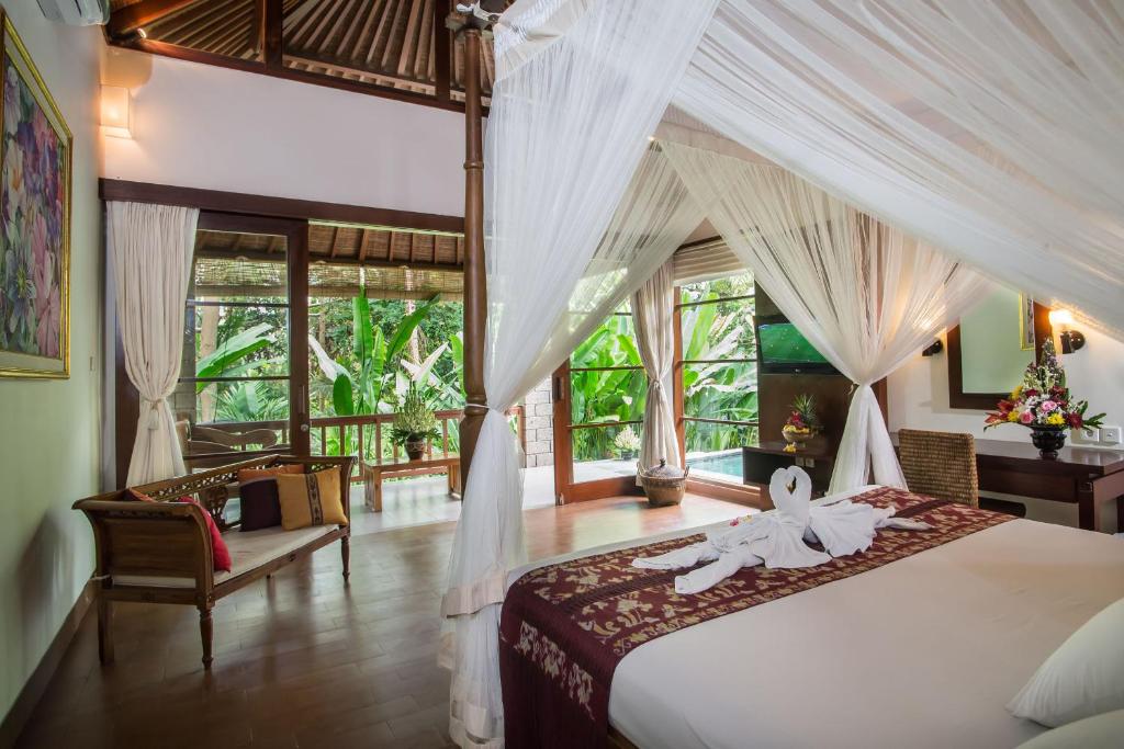 Postel nebo postele na pokoji v ubytování Kori Ubud Resort, Restaurant & Spa