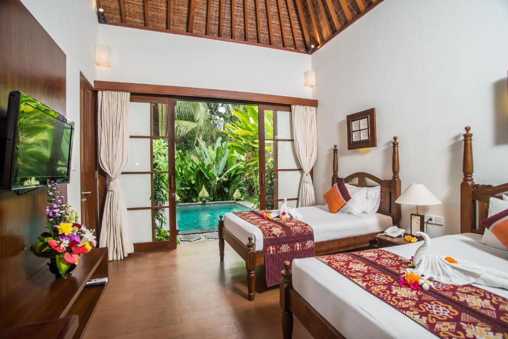 Postel nebo postele na pokoji v ubytování Kori Ubud Resort, Restaurant & Spa