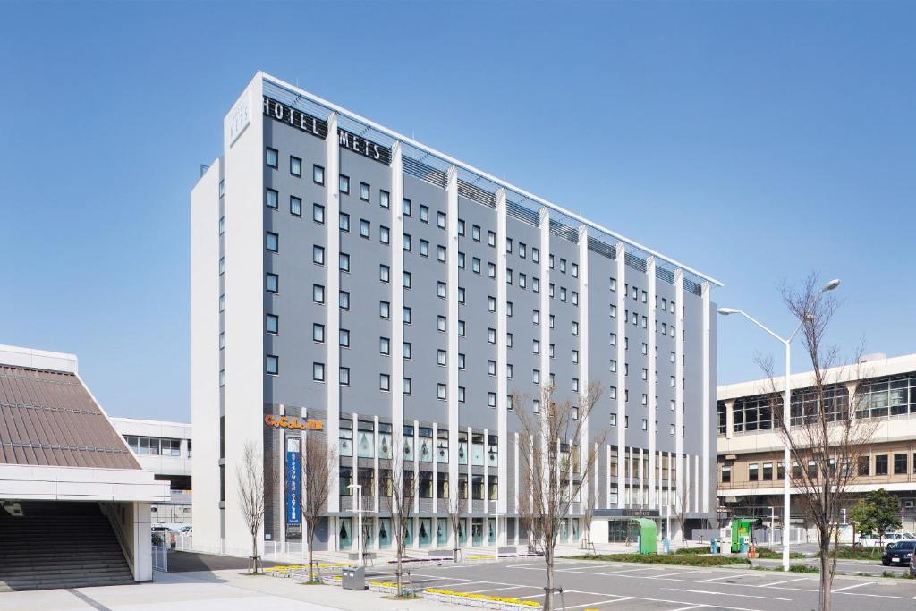 新潟市にあるJR東日本ホテルメッツ新潟の市道の白い大きな建物