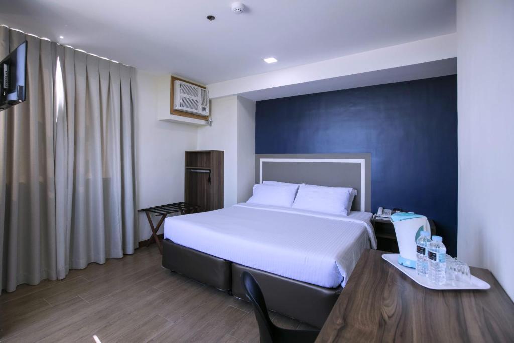 Postel nebo postele na pokoji v ubytování S Hotel & Residences