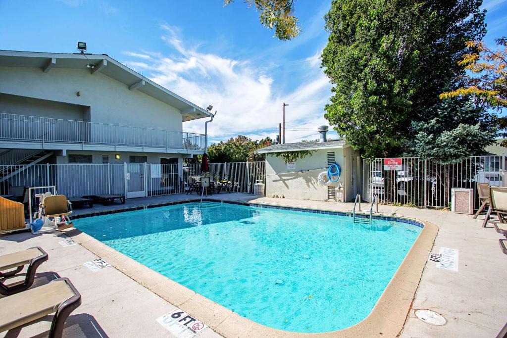 a large swimming pool in front of a house at Motel 6-Prescott, AZ in Prescott