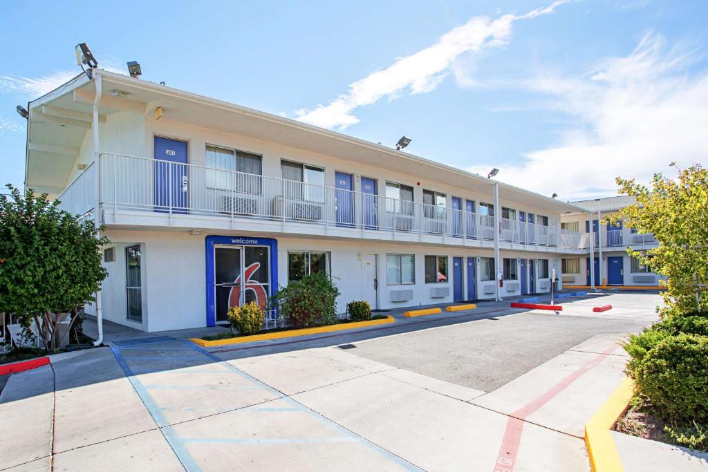 Motel 6-Prescott, AZ في بريسكوت: مبنى امامه موقف سيارات