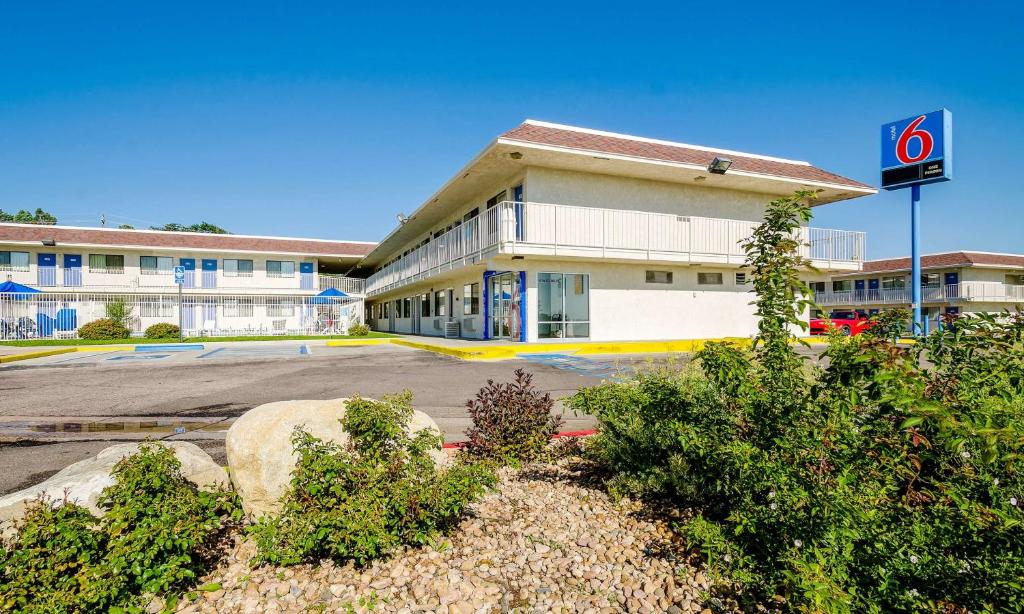 a building with a no parking sign in a parking lot at Motel 6-Thornton, CO - Denver in Thornton