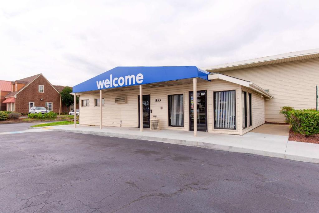 una señal de bienvenida en la parte delantera de un edificio en Motel 6-Norfolk, VA, en Norfolk