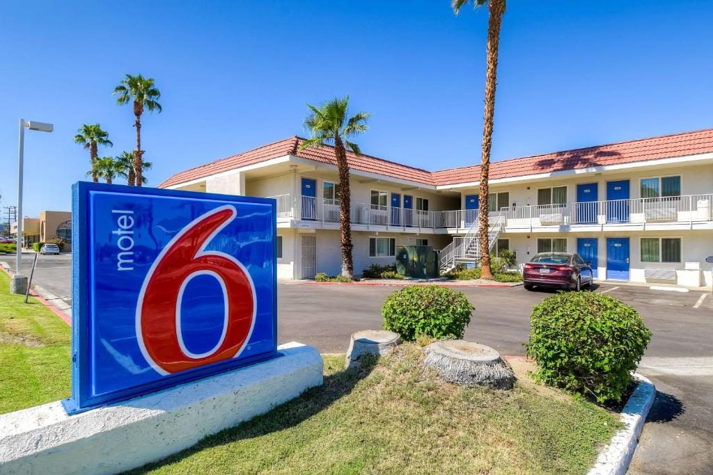 un cartel frente a un hotel con palmeras en Motel 6-Rancho Mirage, CA - Palm Springs, en Rancho Mirage