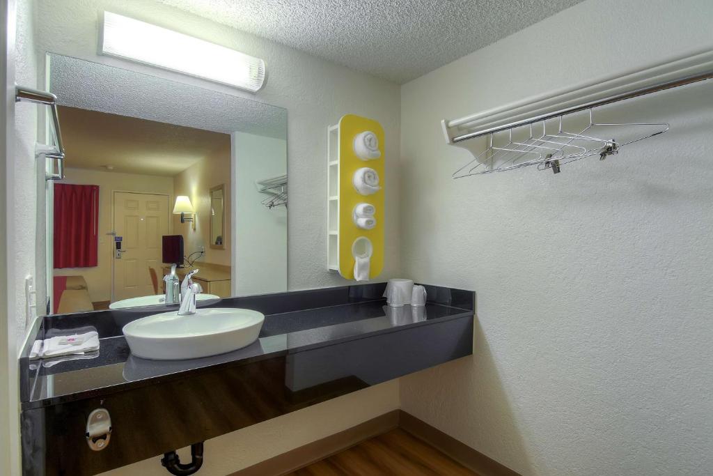Koupelna v ubytování Motel 6-Rancho Mirage, CA - Palm Springs