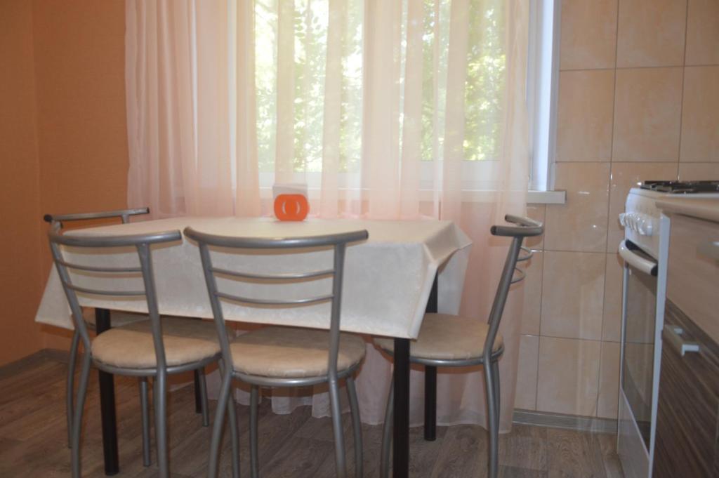 オレンブルクにあるЧкалова 55の窓付きのキッチン(テーブル、椅子付)