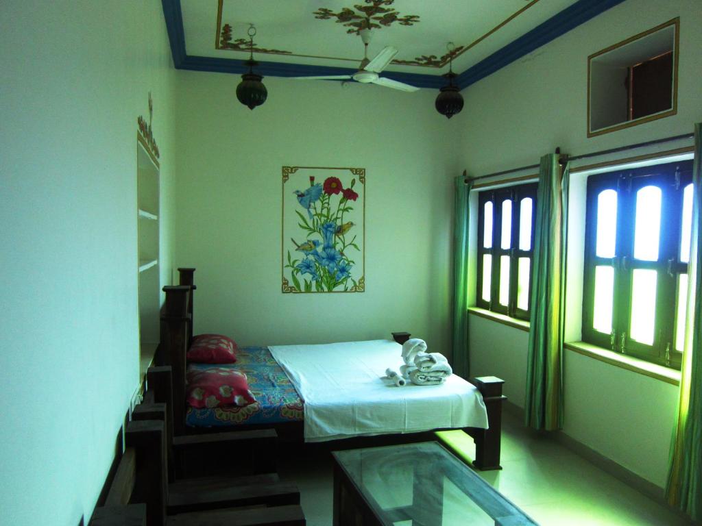 Postel nebo postele na pokoji v ubytování Atithi Guest House Pushkar