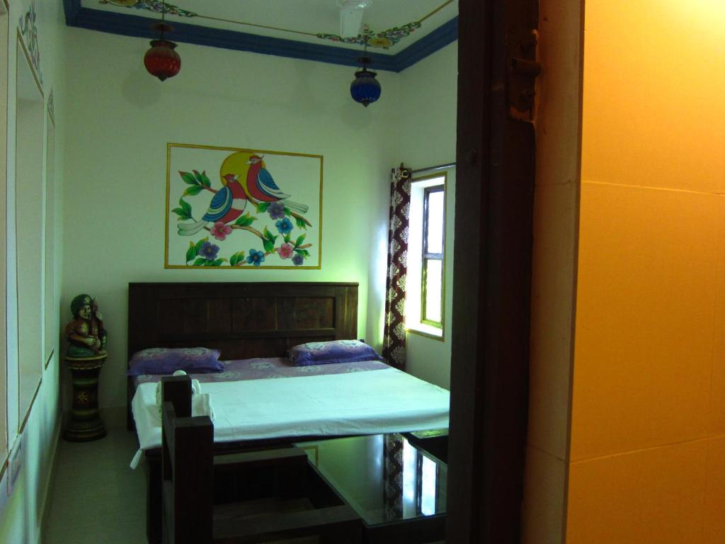 Postel nebo postele na pokoji v ubytování Atithi Guest House Pushkar