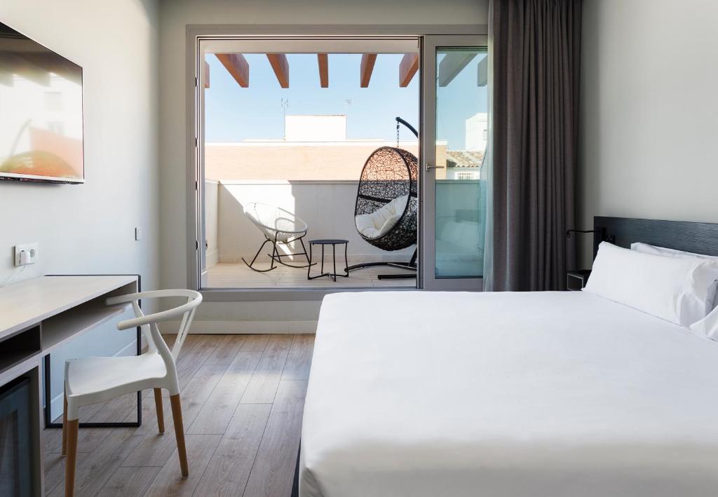 馬德里的住宿－B&B HOTEL Madrid Centro Puerta del Sol，一间卧室设有一张床,享有阳台的景色