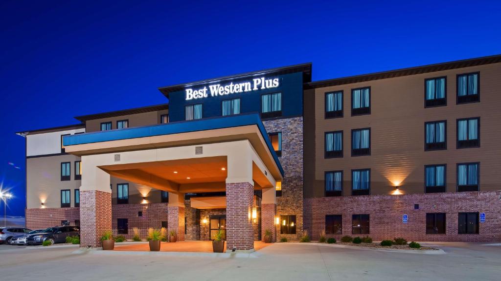 einen vorderen Blick auf ein Best Western Plus Hotel in der Unterkunft Best Western Plus Lincoln Inn & Suites in Lincoln