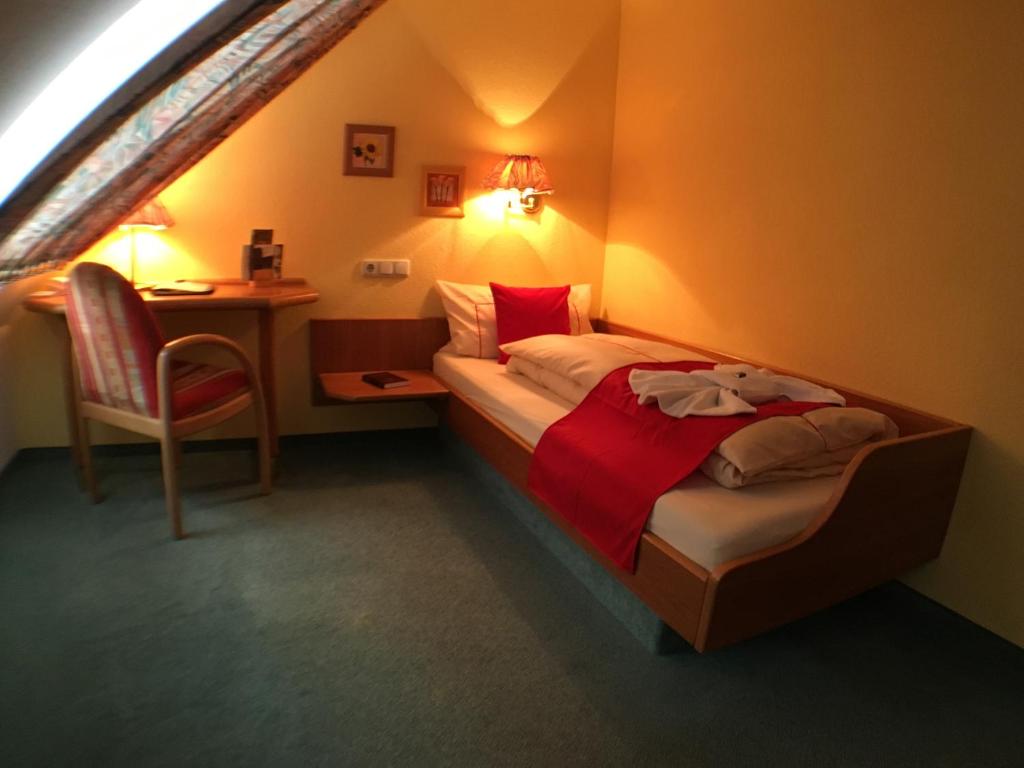 Säng eller sängar i ett rum på Ambiente Hotel Strehla
