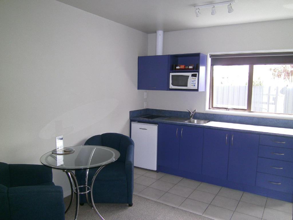 Kuchyň nebo kuchyňský kout v ubytování Anchorage Motel Apartments