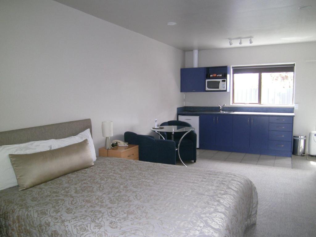 Postel nebo postele na pokoji v ubytování Anchorage Motel Apartments
