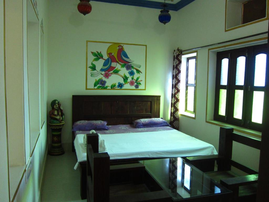 Postel nebo postele na pokoji v ubytování Atithi Guest House Pushkar