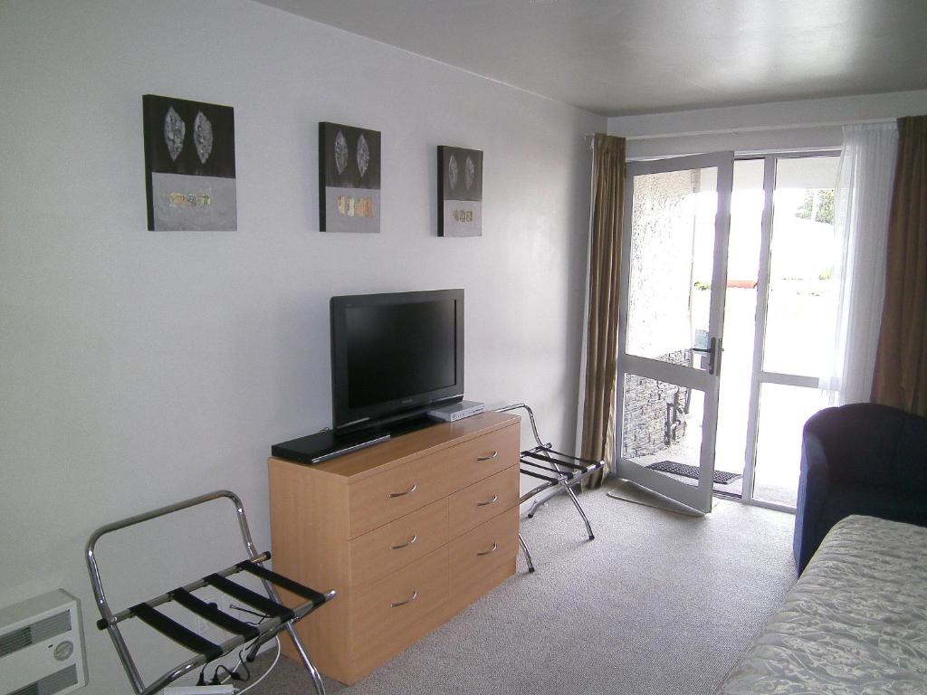 TV a/nebo společenská místnost v ubytování Anchorage Motel Apartments