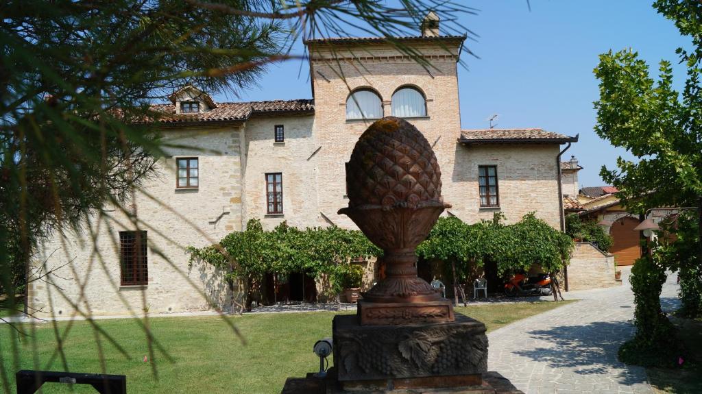 a statue in front of a large building at Residenza D'epoca Il Biribino in Città di Castello