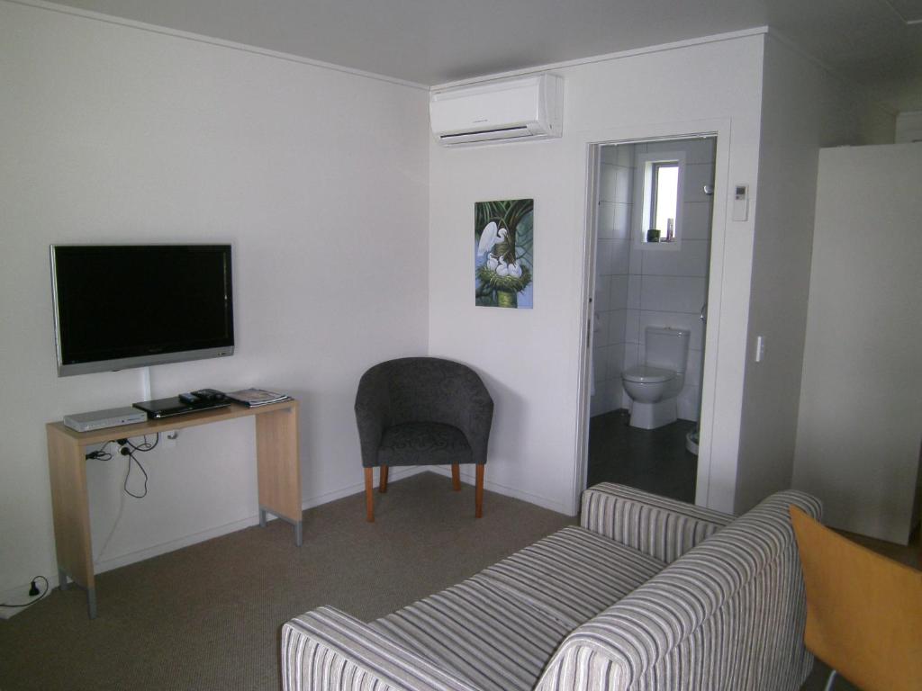 TV a/nebo společenská místnost v ubytování Anchorage Motel Apartments